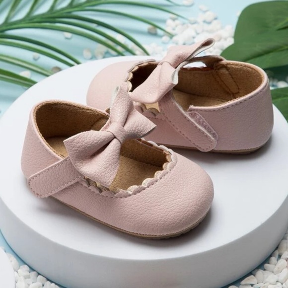 Other - Baby girls / toddler girls pink round toe Velcro strap bow shoes